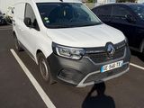 une camionnette blanche garée dans un parking à côté d'autres voitures