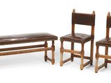 trois chaises et un banc placés les uns à côté des autres