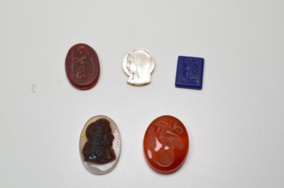 Un lot de cinq intailles diverses à décor d'animaux sauvages…