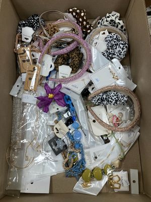 Lot de serre-têtes et de bijoux fantaisie.