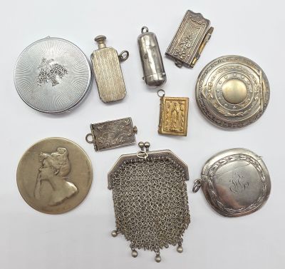 plusieurs types de bijoux en argent et en or disposés sur un fond blanc