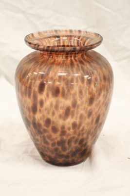 un vase posé sur une surface blanche