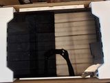 une photo d'une fenêtre qui se trouve dans une boîte