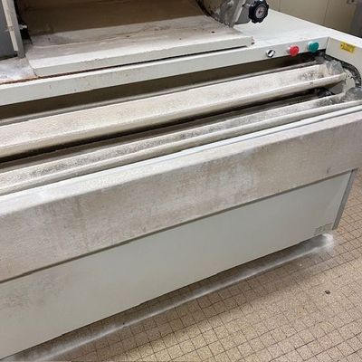 une machine posée sur le sol d'une pièce