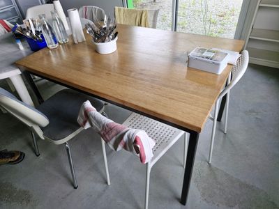 Table rectangulaire en bois et métal noir