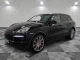 La Porsche Cayenne est garée sur un sol en carrelage à damier