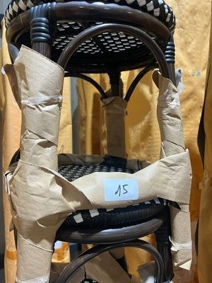 une chaise noire sur laquelle est posé un panier