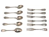 six cuillères et six fourchettes alignées en rangée