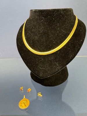 un collier et des boucles d'oreilles exposés dans une vitrine
