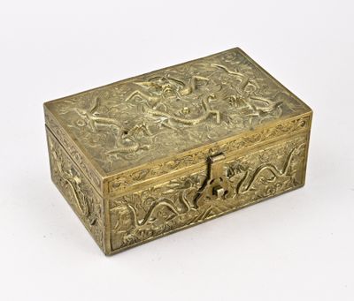 une boîte en laiton antique sur fond blanc