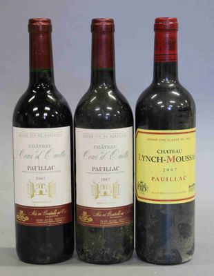 trois bouteilles de vin sont alignées sur une table