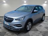 un SUV Opel argenté garé sur un sol à damier