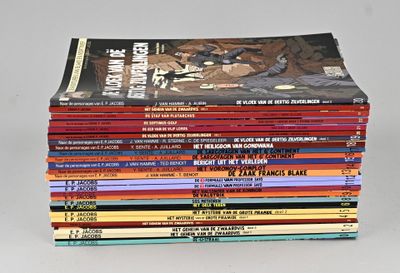 plusieurs livres empilés sur une table