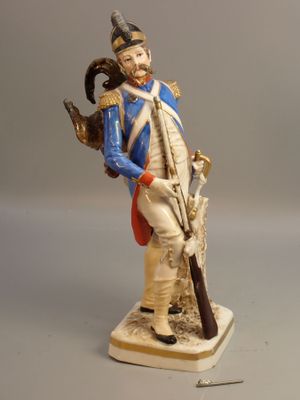 Porcelaine peinte - Empire - soldat avec poule dans le dos (…