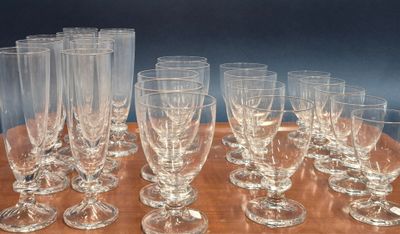 un grand nombre de verres à vin posés sur une table