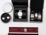 une montre, une montre et un coffret à montre posés sur une table