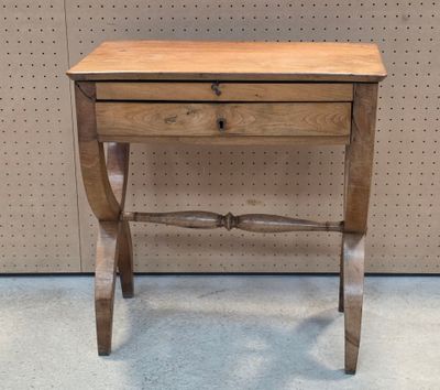 Coiffeuse en noyer style Directoire.