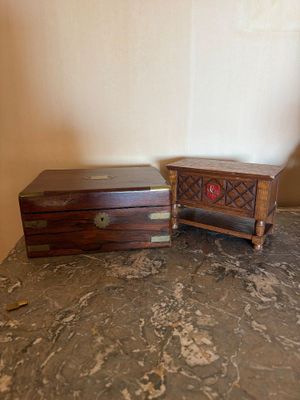 deux boîtes en bois posées l'une à côté de l'autre sur une table