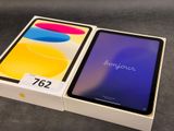 une tablette dont l'emballage a été ouvert, posée sur une table