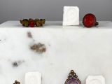 un gâteau blanc surmonté d'une multitude d'anneaux de différentes formes