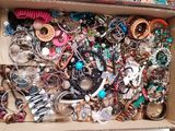 une boîte remplie de bijoux et de bracelets en tout genre