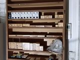 une étagère en bois sur laquelle sont posés de nombreux objets