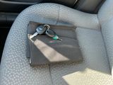 une paire de ciseaux et une autre paire de ciseaux sur la banquette arrière d'une voiture