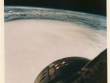 une photo montrant la Terre vue depuis le hublot d'un avion