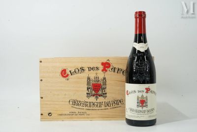 une image représentant une bouteille de vin rouge à côté d'une caisse en bois