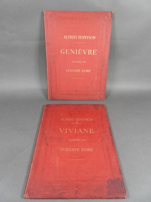 deux livres sont posés l'un à côté de l'autre sur une table