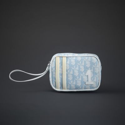 CHRISTIAN DIOR « Trotteur ». Trousse en toile enduite blanch…