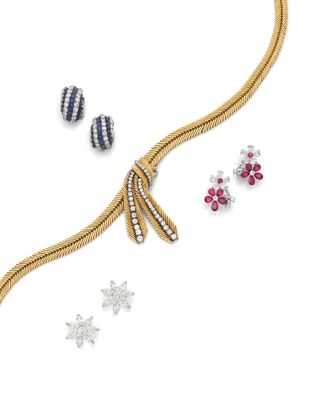 une collection de bijoux comprenant un collier, des boucles d'oreilles et un bracelet