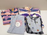 trois pyjamas et une chemise sont posés sur une table