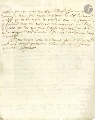 un vieux document écrit posé sur une table