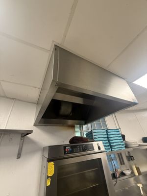 Deux hottes d'aspiration NETTOYAGE A PREVOIR