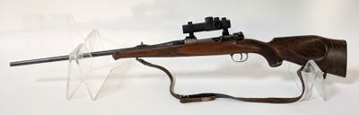 un vieux fusil muni d'une lunette de visée et d'un porte-lunette, sur fond blanc
