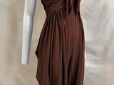 le mannequin porte une robe marron sur un mannequin blanc