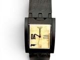 une montre noire avec un cadran jaune sur fond blanc