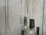 cinq ampoules suspendues au plafond d'une pièce