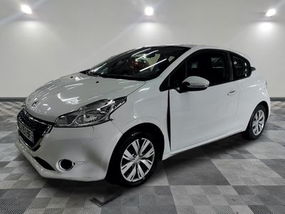 une photo d'une voiture blanche dans un showroom