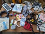 une table sur laquelle se trouvent plusieurs objets