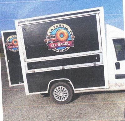 une photo d'un camion avec un beignet sur le côté