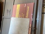 une pile de livres posée par terre devant une porte