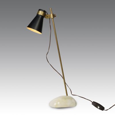 une lampe de table noire et dorée avec un pied en marbre blanc