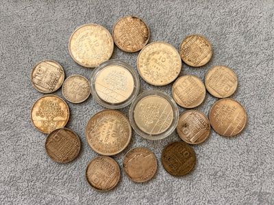 un tas de pièces posé sur un tapis gris