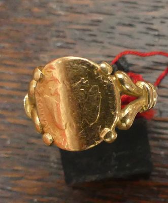 une bague en or entourée d'un fil rouge