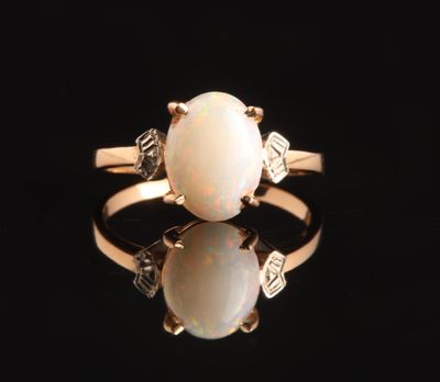 une bague en oplite et diamant sur un fond noir