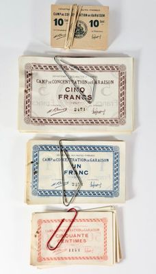 trois types différents de billets de banque sur lesquels est posé un trombone