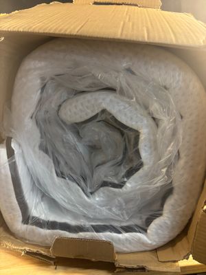 une boîte en carton contenant une couverture, posée sur une table