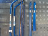 de nombreux outils différents accrochés au mur du magasin